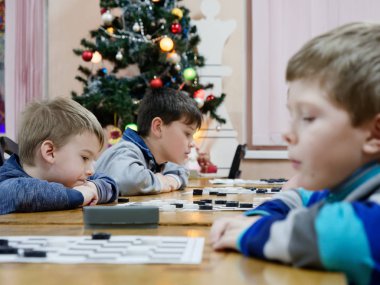 Gomel, Belarus - 29 Aralık 2019: Erkekler ve kızlar arasındaki satranç müsabakası.
