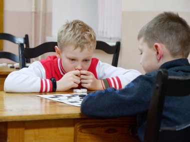 Gomel, Belarus - 29 Aralık 2019: Erkekler ve kızlar arasındaki satranç müsabakası.