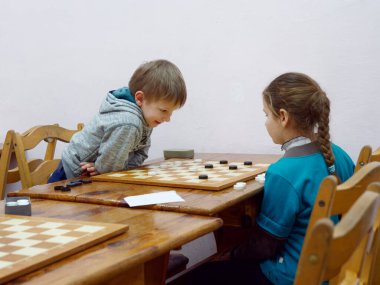 Gomel, Belarus - 29 Aralık 2019: Erkekler ve kızlar arasındaki satranç müsabakası.