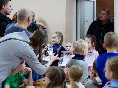 Gomel, Belarus - 29 Aralık 2019: Erkekler ve kızlar arasındaki satranç müsabakası.