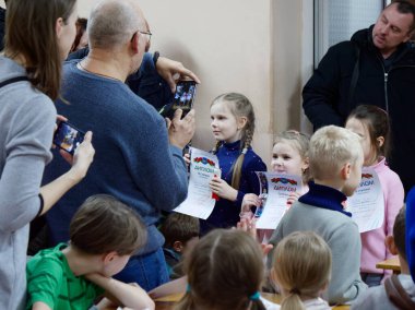 Gomel, Belarus - 29 Aralık 2019: Erkekler ve kızlar arasındaki satranç müsabakası.