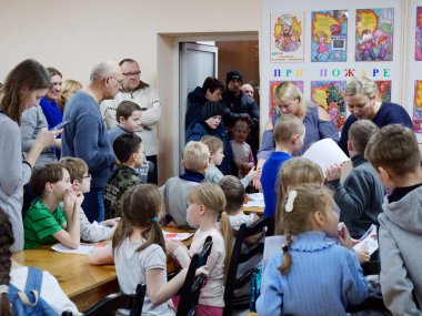 Gomel, Belarus - 29 Aralık 2019: Erkekler ve kızlar arasındaki satranç müsabakası.