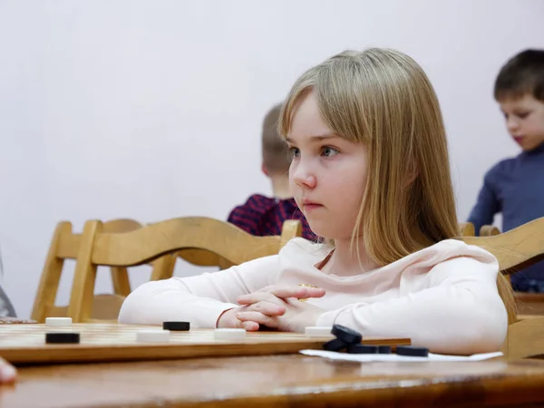 Gomel, Λευκορωσία - 29 Δεκεμβρίου 2019: Διαγωνισμός σκακιού Checkers μεταξύ κοριτσιών και αγοριών. — Φωτογραφία Αρχείου