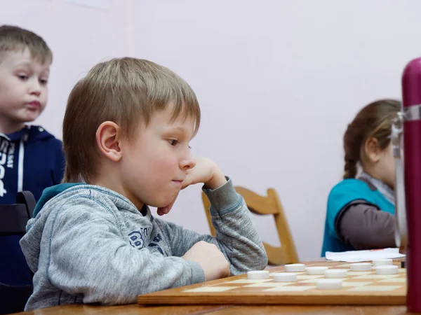 ГОМЕЛЬ, БЕЛАРУС - 29 ДЕКАБРЯ 2019: Шахматные соревнования среди девочек и мальчиков . — стоковое фото