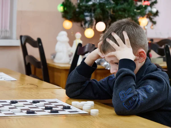 Gomel, Belarus - 29 Aralık 2019: Erkekler ve kızlar arasındaki satranç müsabakası.