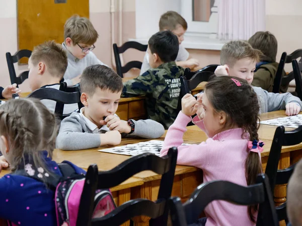Gomel, Belarus - 29 Aralık 2019: Erkekler ve kızlar arasındaki satranç müsabakası.