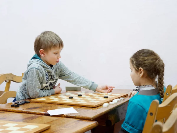 GOMEL, BÉLARO - 29 DE DICIEMBRE DE 2019: Competición de ajedrez de damas entre niñas y niños . — Foto de Stock