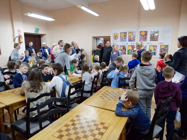Gomel, Belarus - 29 Aralık 2019: Erkekler ve kızlar arasındaki satranç müsabakası.