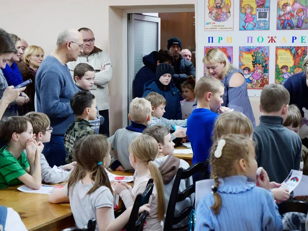 GOMEL, BELARUS - DECEMBER 29, 2019: Checkers chess competition among girls and boys. — Stock Photo, Image