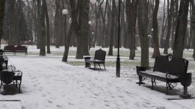 Kar yağarken meydanda sıralar Gomel, Belarus