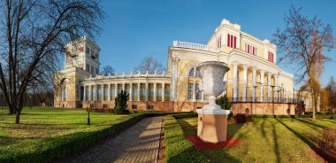 Gomel, Belarus - 5 Ocak 2020: Karlar sırasında Rumyantsev Sarayı.