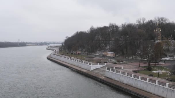 Embankment de la ciudad en enero para Navidad GOMEL, BELARUS — Vídeos de Stock
