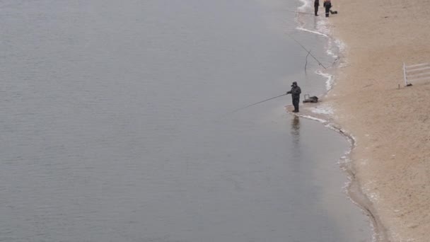 Belarus 'un Gomel kıyısında Ocak ayında şehrin seti balıkçılarla doludur. — Stok video