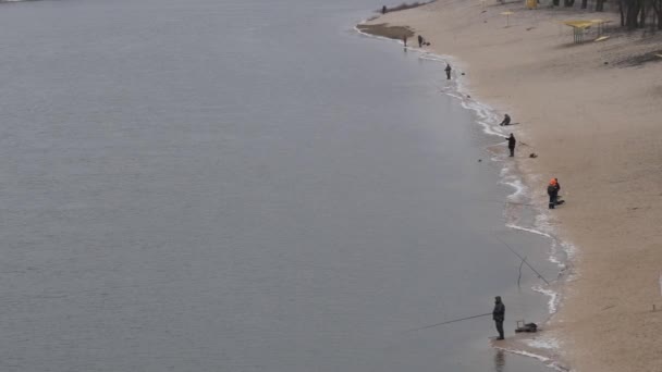 Belarus 'un Gomel kıyısında Ocak ayında şehrin seti balıkçılarla doludur. — Stok video