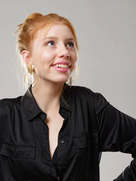 Chica joven con el pelo largo y rojo sobre un fondo gris —  Fotos de Stock