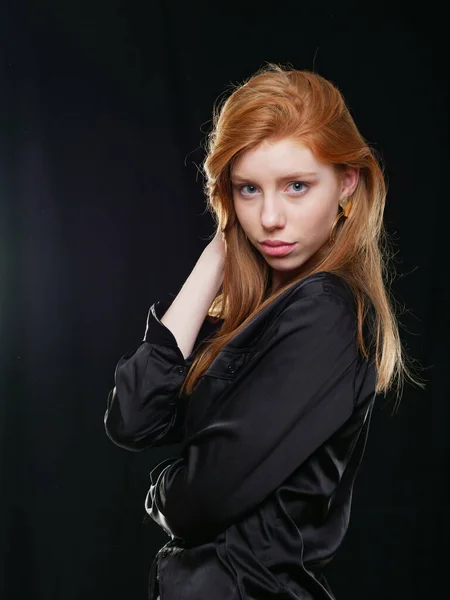 黒を背景に長い赤い髪をした少女 — ストック写真