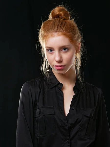 Jong meisje met lang rood haar op een zwarte achtergrond — Stockfoto