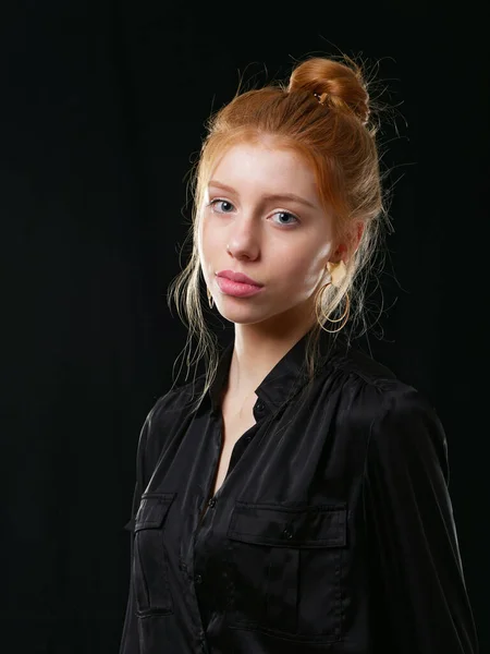 Ung flicka med långt rött hår på en svart bakgrund — Stockfoto
