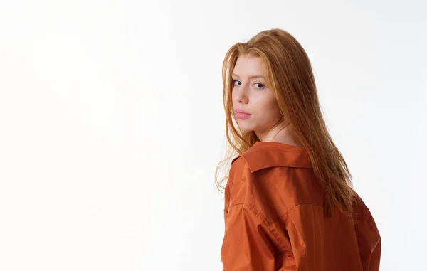 Jong meisje met losse lange rode haren op een witte achtergrond — Stockfoto