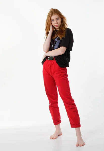 Muchacha joven con el pelo rojo largo suelto sobre un fondo blanco —  Fotos de Stock