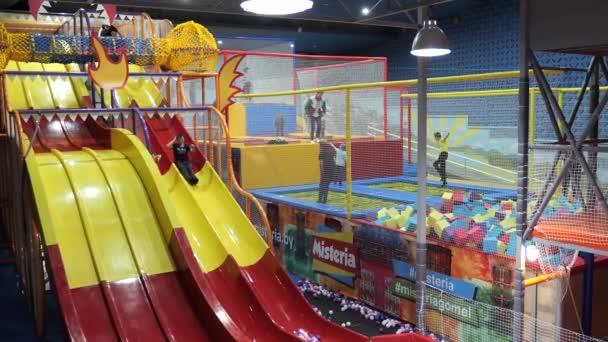 Gomel Belarus Januari 2020 Familie Recreatiecentrum Misteria Labyrint Trampolineleiding Bungee — Stockvideo