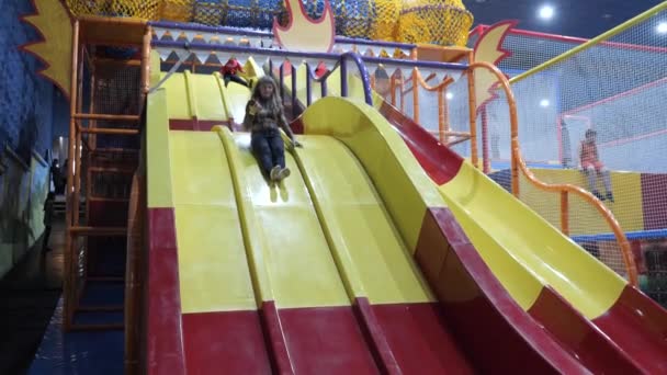 Gomel Belarus Januari 2020 Familie Recreatiecentrum Misteria Labyrint Trampoline Slang — Stockvideo