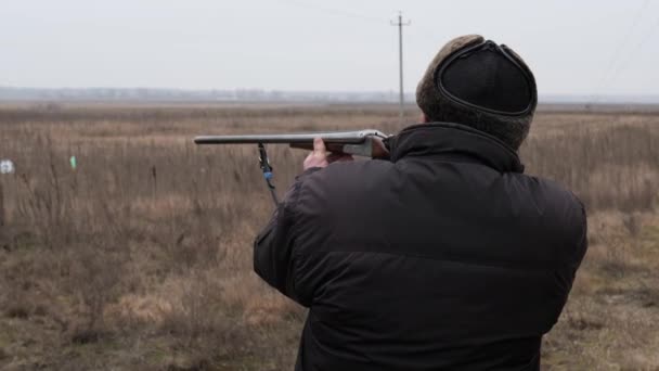 Reifer Männlicher Jäger Schießt Mit Schrotflinte Die Natur — Stockvideo