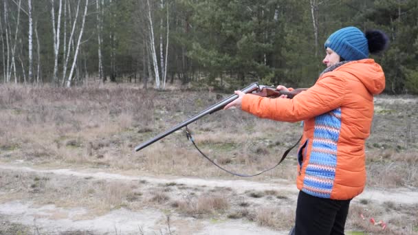 Hermosa Mujer Dispara Rifle Caza Naturaleza — Vídeos de Stock