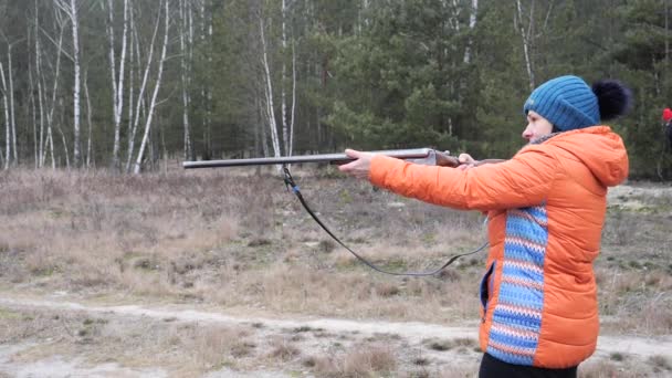 Mulher Bonita Dispara Rifle Caça Natureza — Vídeo de Stock