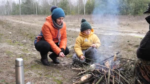 Mutter Und Sohn Bereiten Essen Lagerfeuer Der Natur — Stockvideo