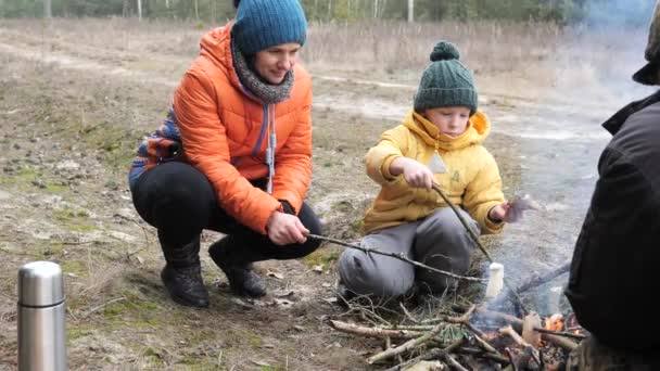 Mère Fils Préparent Nourriture Sur Feu Camp Dans Nature — Video