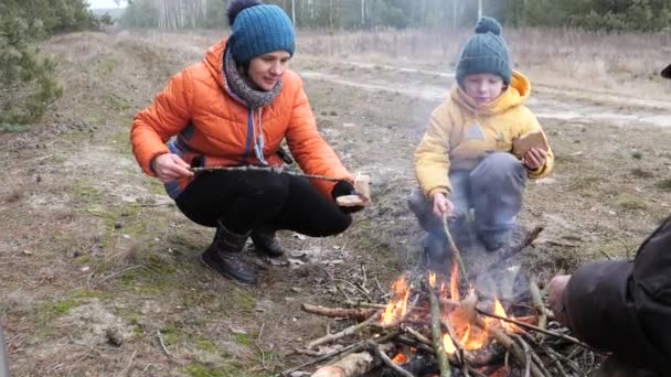 母亲和儿子在大自然的篝火上做饭 — 图库视频影像