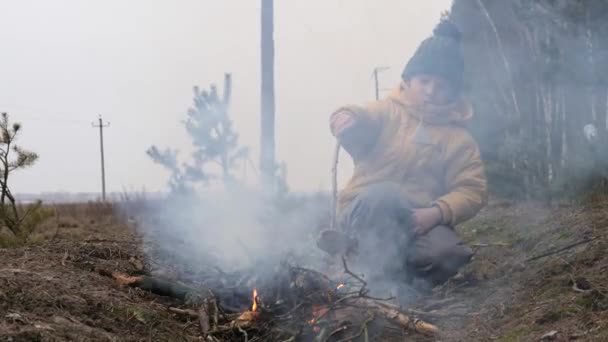男孩在大自然的篝火上做饭 — 图库视频影像