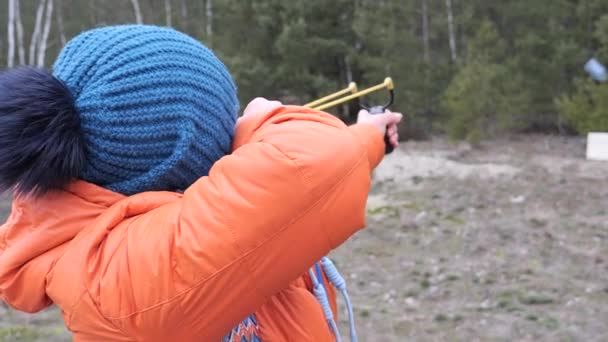 Junge Frau Schießt Mit Schleuder Die Natur — Stockvideo