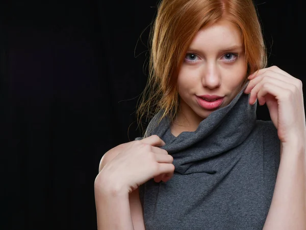 Chica joven con el pelo largo y rojo sobre un fondo negro — Foto de Stock