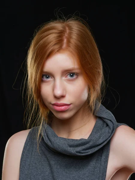 Chica joven con el pelo largo y rojo sobre un fondo negro —  Fotos de Stock