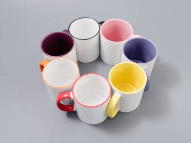 Gri arkaplandaki kompozisyonda süblimleşme için renkli bardaklar