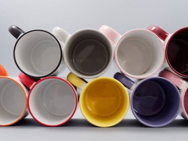 Gri arkaplandaki kompozisyonda süblimleşme için renkli bardaklar