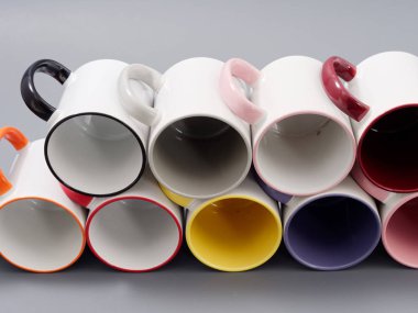 Gri arkaplandaki kompozisyonda süblimleşme için renkli bardaklar