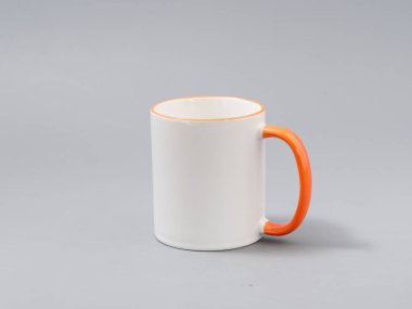 Gri arkaplandaki kompozisyonda süblimleşme için renkli bardaklar