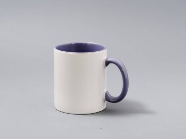 Gri arkaplandaki kompozisyonda süblimleşme için renkli bardaklar