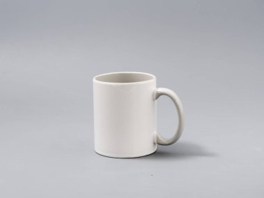 Gri arkaplandaki kompozisyonda süblimleşme için renkli bardaklar