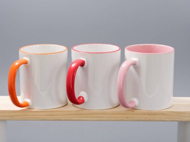 Gri arkaplandaki kompozisyonda süblimleşme için renkli bardaklar