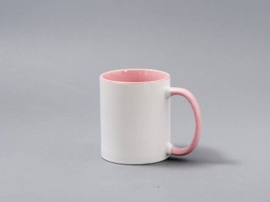 Gri arkaplandaki kompozisyonda süblimleşme için renkli bardaklar