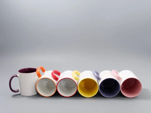 Gri arkaplandaki kompozisyonda süblimleşme için renkli bardaklar — Stok fotoğraf