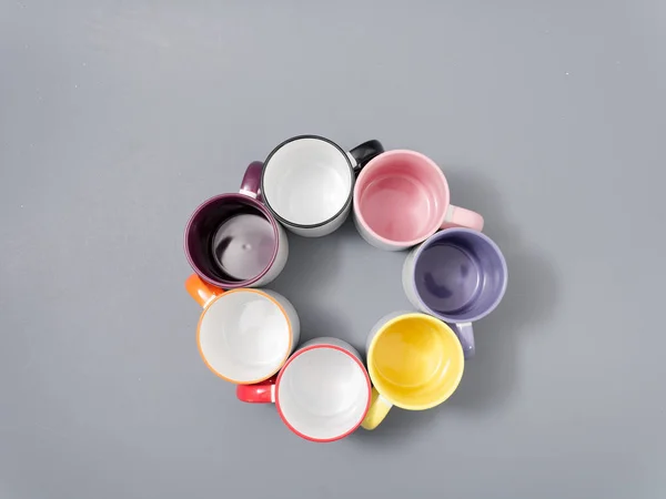 彩色杯,用于灰色背景下构图的升华 — 图库照片