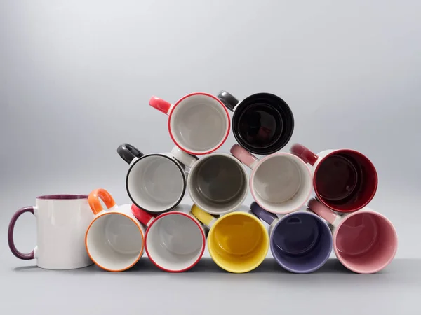 Tasses colorées pour la sublimation dans la composition sur un fond gris — Photo