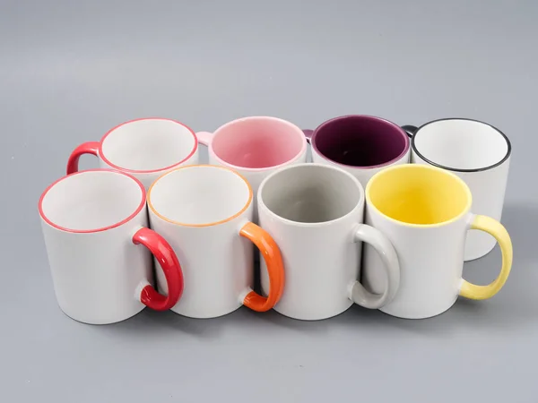 Colored cups for sublimation in composition on a gray background — Stock Photo, Image