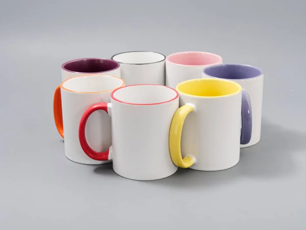 Copas de colores para la sublimación en composición sobre un fondo gris — Foto de Stock