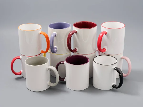 Barevné poháry pro sublimaci ve složení na šedém pozadí — Stock fotografie
